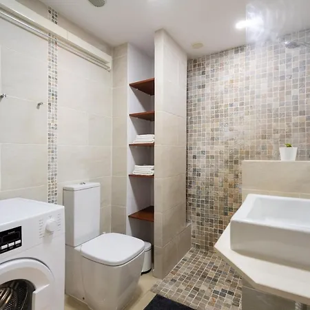 Renovated Apt.next To The Sea
